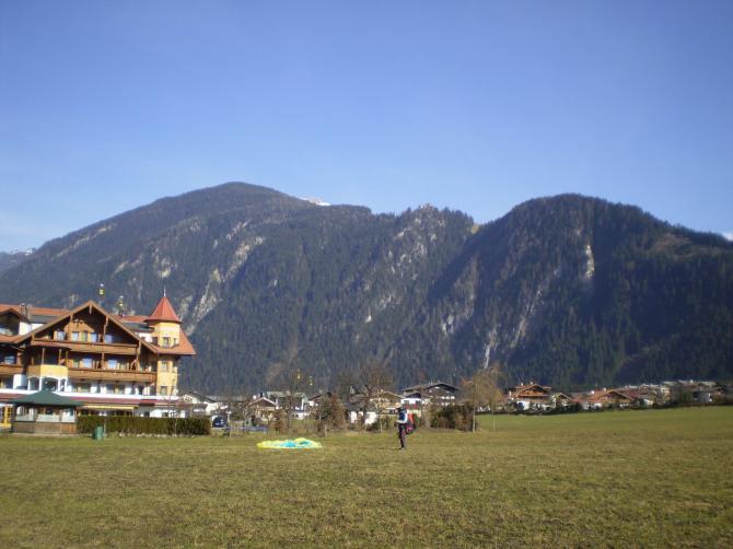 Landeplatz .. bietet viel Platz, von hier aus zur Bahn geht gut zu Fuß.