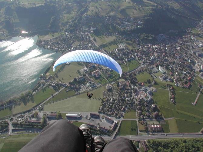 Sarnen mit Landeplatz am See.