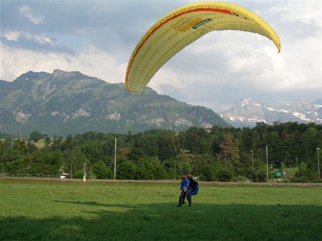 Landung in Sarnen mit Blick zurück auf den Startplatz Lindernalp (linke Flügelspitze)