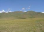 Paragliding Fluggebiet Asien » Kirgistan,Korumdu - Suusamyr-Tal - Kirgistan,Im Hintergrund die beiden Gipfel des Korumdu. In der Mitte der Wiesenhang ueber den man ca. 200 Hoehenmeter hinauffahren kann.