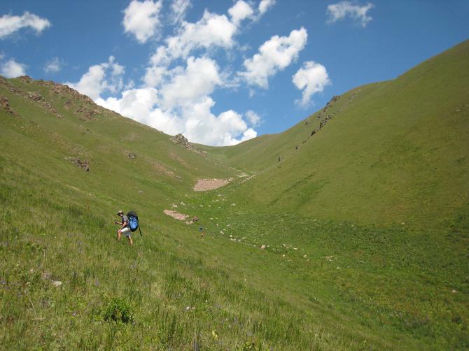 Der Aufstieg erfolgt ueber zunehmend steiler werdende Wiesenhaenge. Dauer des Aufstiegs: ca 2 Stunden
