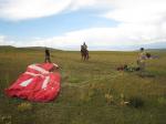Paragliding Fluggebiet Asien » Kirgistan,Korumdu - Suusamyr-Tal - Kirgistan,Die Landung eines Paragleiters ist fuer die einheimischen Hirten immer ein Grund, um auf ein kurzes Gespraech vorbeizuschauen. 
Im Vordergrund Silke und Till