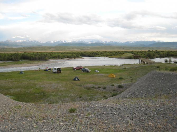 Der Lager-/Zeltplatz in der Naehe der Ortschaft Suusamyr liegt in einer geschuetzten Bucht nahe einer verfallenen Bruecke.
Vorteil: Abgeschiedenheit und tolle Aussicht. Nachteil: zu den meisten Fluggebieten des Suusamyr-Tals ist der Anfahrstweg ca. 10 km. Ausserdem: Mueckenspray nicht vergessen!