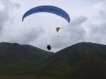 Paragliding Fluggebiet Asien Kirgistan ,Korumdu - Suusamyr-Tal - Kirgistan,Lisa, Maurice und Gabriel im Anflug auf den Landeplatz. Im Hintergrund braut sich schon ein Gewitter zusammen.
Foto: Till und Silke