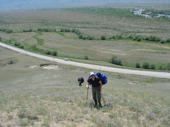 Beim Aufstieg von de Strasse den Westhang hinauf.
