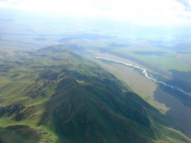 Blick zurück beim Streckenflug: Die Startplätze befinden sich ganz vorn am Ende der Kette nach rechts (Norden)