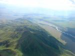 Paragliding Fluggebiet Asien » Kirgistan,Unnamed (Oskar darf benennen) - Ein Nordstart im Suusamyr Valley,Blick zurück beim Streckenflug: Die Startplätze befinden sich ganz vorn am Ende der Kette nach rechts (Norden)