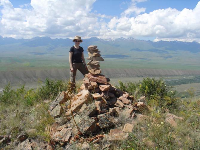 Silke am Gipfel-Steinmännchen des oberen Startplatzes