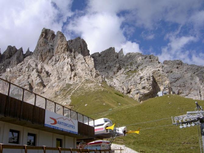 Bergstation von Dantercepies mit dem Gipfel des kleinen PIC im Hintergrund. Der Startplatz ist nur einen Steinwurf entfernt, doch es lohnt sich, zuerst noch den Klettersteig auszuprobieren.