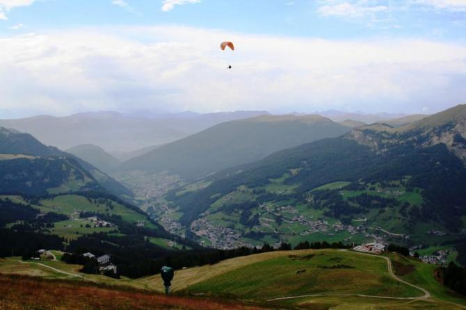 Flug von Dantercepies im Hintergrund Wolkenstein, Position über dem Ciampinoi-Startplatz