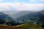 Paragliding Fluggebiet Europa » Italien » Trentino-Südtirol,Dantercepies,Flug von Dantercepies im Hintergrund Wolkenstein, Position über dem Ciampinoi-Startplatz
