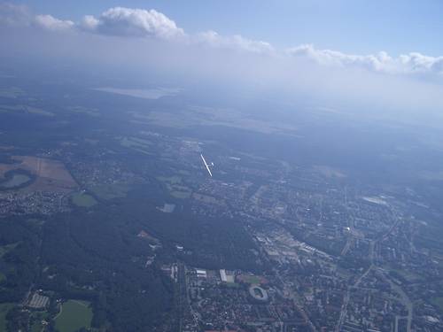 Das ist ein Blick über Cottbus. Der Segelflieger stammt aus dem benachbarten Neuhausen - schöne Termikanzeiger!