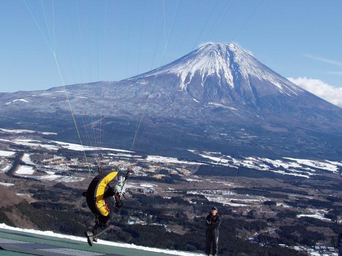 im Winter ist die Sicht auf den Fuji am besten - und das Fliegen oft auch