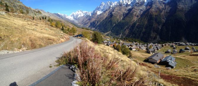 Startplatz Berghaus. Über der Strasse auslegen, aufziehen und mit max drei Schritten abheben. 3m unterhalb der Strasse fällt das Gelände senkrecht ab.