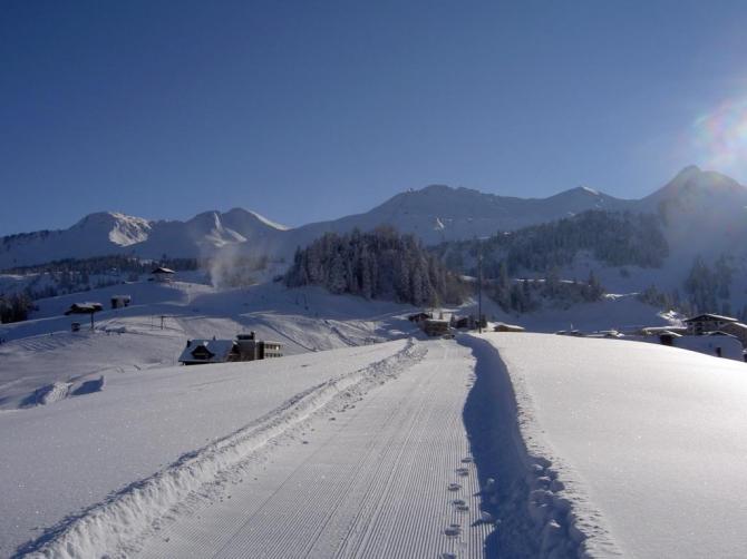Blick zurück vom Landeplatz Stoos zum Klingenstock. Gut sichtbar ist der kleine Hügel mit dem Skilift, welcher auf dem Weg zum Sessellift überquert werden will.