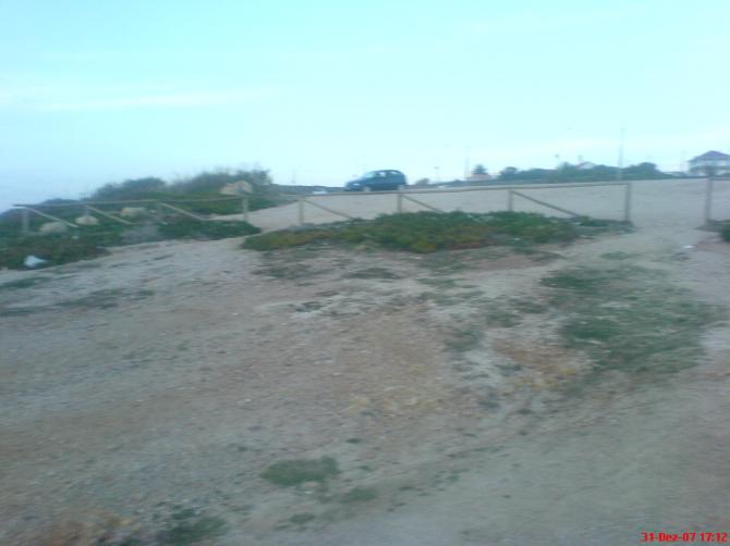 Wenn man vom Strand nach links hoch fährt, ist an einer Rechtskurve links der Parkplatz