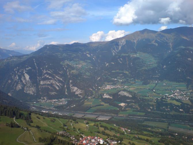 Blick auf Hinterrhein. Blickrichtung NO. Am unteren Bildrand Präz (15.09.07)