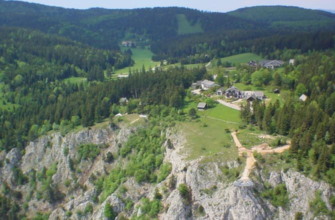 Der Südstartplatz (siehe Hängegleiter), Toplandeplatz (Hintergrund links) nach der Überhöhung....