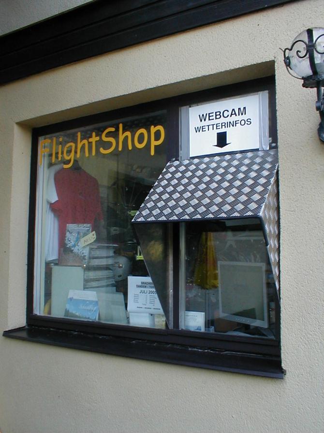 In der "Auslage" des Flightshops können sich die Piloten die Startverhältnisse am O-Start via Monitore ansehen