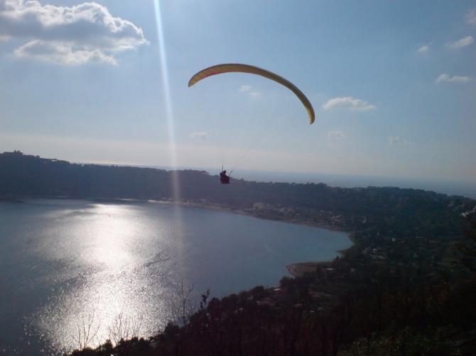 Blick vom Start Richtung Landeplatz. Im Hintergrund die Sommerresidenz von Pappa.