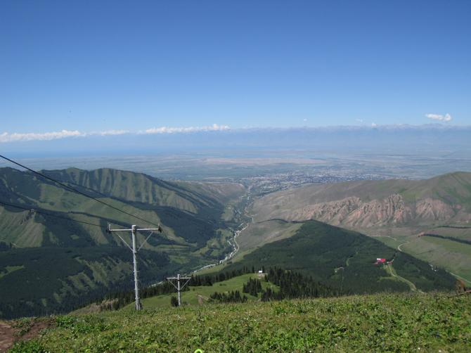 Blick vom Startplatz nach Norden in Richtung Karakol. Der Landeplatz befindet sich vor dem Hotel mit dem roten Dach. Im Hintergrund des Bildes sieht man den Issy-Kul See.
Juli 2007.
Fotograf: Maurice & Lisa Knur