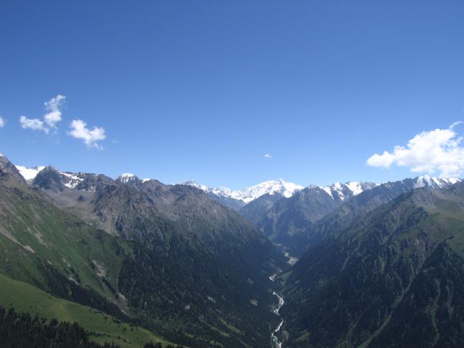 Blick nach Sueden in das Tal des Karakolflusses.

Fotograf: Maurice & Lisa Knur