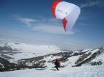 Paragliding Fluggebiet Asien » Kirgistan,Karakol,Start von der Bergstation des Schlepplifts in Richtung Norden.  Anfang Maerz war trotz des Schnees schon eine Ueberhoehung von 200m moeglich.
Foto Andrea Inglin, 8. 3. 2008