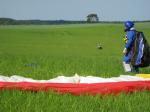 Paragliding Fluggebiet Europa Deutschland Brandenburg,Marienheim,Rolf am Schirm, Olaf auf dem Trecker