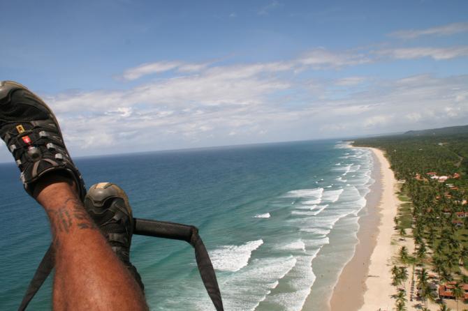 Fliegen über dem Badewarmen Atlantik und dem Atlantischem Regenwald