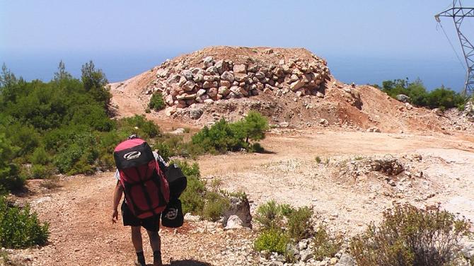 Ansicht Rückseite Startplatz mit Fußweg dorthin, wenn es mit dem Landrover nicht weitergeht.