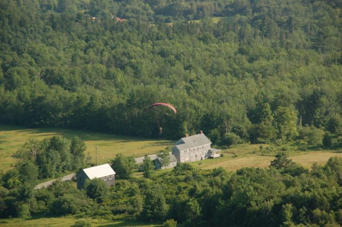 Kurz vor der Landung. Entgegen dem Anschein des Bildes bin ich nicht auf den Wiesen um das Haus herum gelandet (Privatbesitz) sondern auf der kleinen recht zugewachsenen Wiese im Vordergrund. Achtung auf die Stromleitung an der Straße (man sieht einen Leitungsmasten links vom Haus).