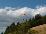 Paragliding Fluggebiet Europa Rumänien ,Schomlenberg,Über der Soaringkante sofort rechtsfliegen...