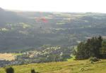 Paragliding Fluggebiet Europa Frankreich Auvergne,Cheylade - le Chauvier,Flug an der Soaringkante oberhalb des Dorfes, Juli 2008, T.Uhlmann