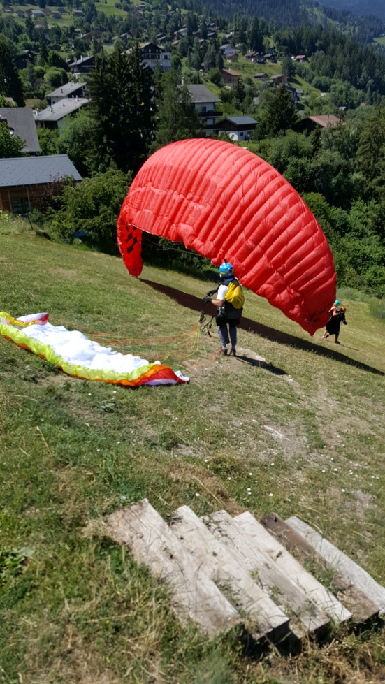 Sehr steiler Startplatz im Ort. 10 Min von der Seilbahn entfernt (im Hintergrund erkennbar).