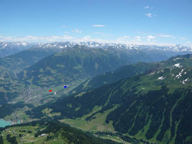 Blick Richtung Hochjoch und Sommerlandeplatz (dort wo gemäht und Windsack) in rot
und blau der Winterlandeplatz bei der Zamangbahn