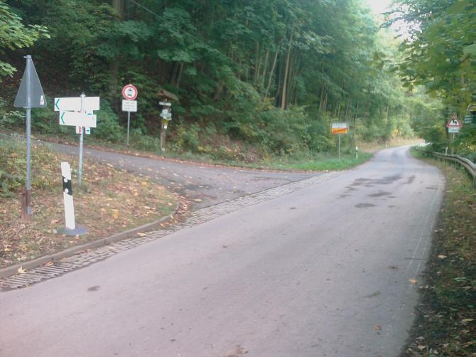 Vor dem Ortsausgang von Reschwitz Richtung Knobelsdorf geht es links zum mittleren Landeplatz.