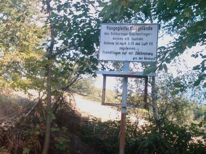 Der erste Hinweis auf das Fluggelände rechts vom Weg.