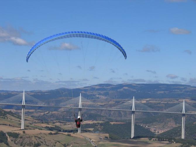 Soaring am Brunas mit Blick auf den Viadukt von Millau