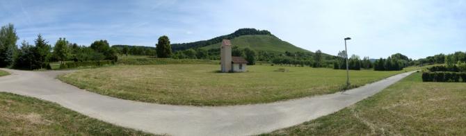 Landeplatz mit sicht auf Startplatz (ca. 175 Grad Panoramabild). Die Strasse ist eigentlich gerade, oder?