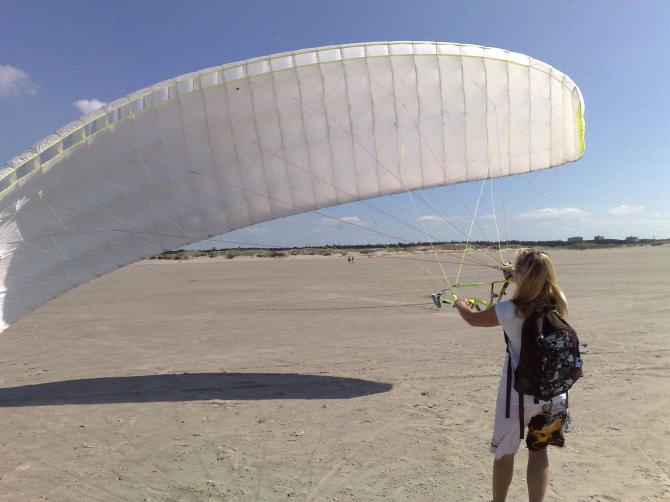 Im Hintergrund kann man die Dünenhügel sehen