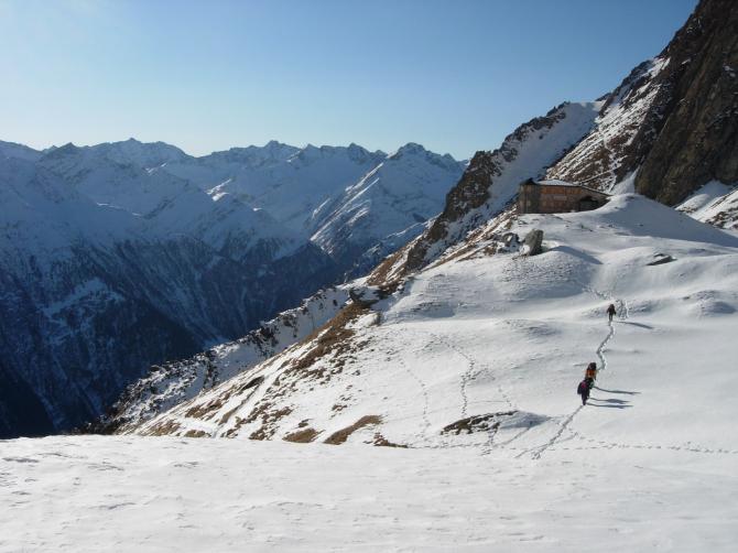 Blick vom Startplatz in Richtung Westen zur Sajathütte im Winter 2006.