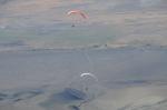 Paragliding Fluggebiet Nordamerika » USA » Utah,Gunter,Kari & Arni soaring at Gunter.
The road to TO can also be seen.