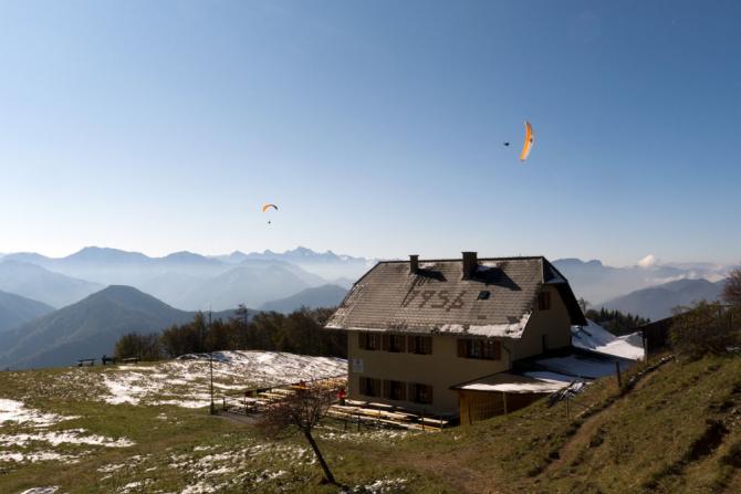 Am Schoberstein am 22. Oktober 2011. Thermikturnen unter der Inversion.