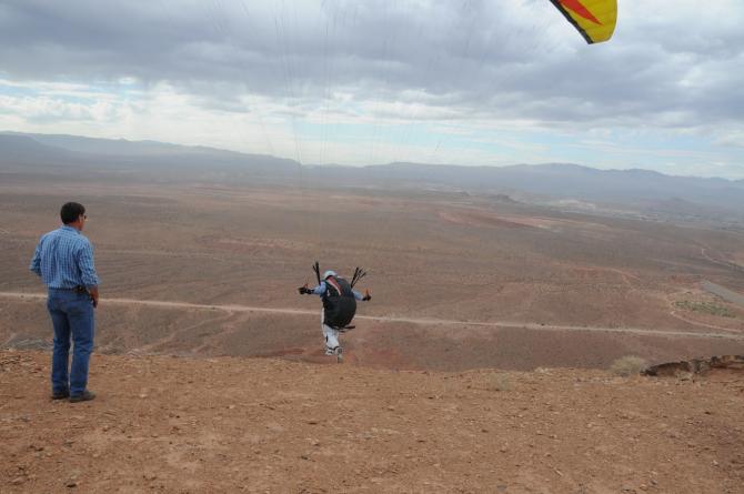 Blick Richtung SW: gut zu erkennen ist die der ganzen Ridge entlangführende (relativ wenig befahrene) Strasse; dies ist mE auch die beste Landemöglichkeit...