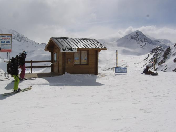  Der Meeting-Point , die Hütte der professionellen Tandem-Piloten. Hier gibts auch Infos für Gäste, siehe auch die Info-Tafel