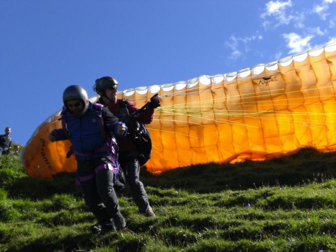 Tandemfliegen mit Team F.I.A.. Start in 2300m, Flugzeit normal 30 min. Landung in Schruns.
Organisation Freeriding in Austria.