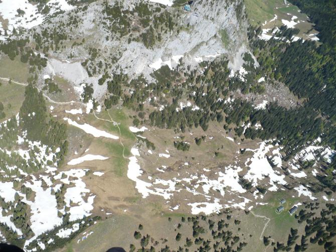 Links unten der Startplatz, rechts unten Sonnleger-Alm, oben Roß- und Buchstein mit Tegernseer Hütte