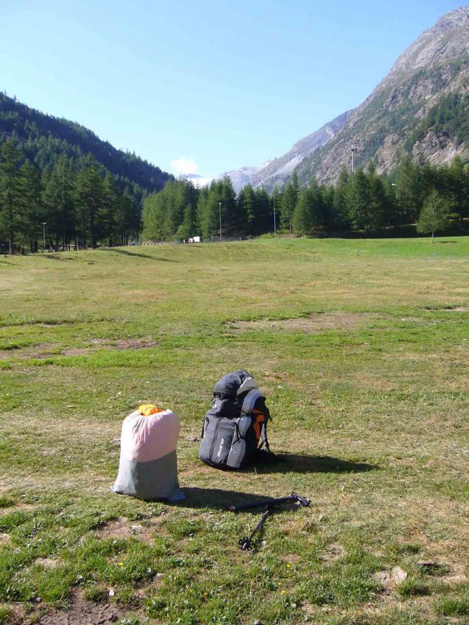 Landeplatz am Ortsrand von Almagell am Umspannwerk, vor dem kleinen See