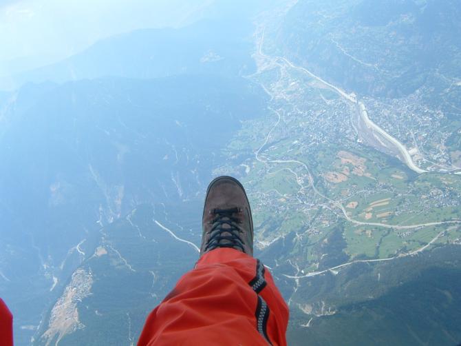 start auf dem rosswald,der startplatz den ich selber ausgesucht habe,kannst du am unteren bildrand links zwischen meinen beinen sehen. blick auf brig und visp.