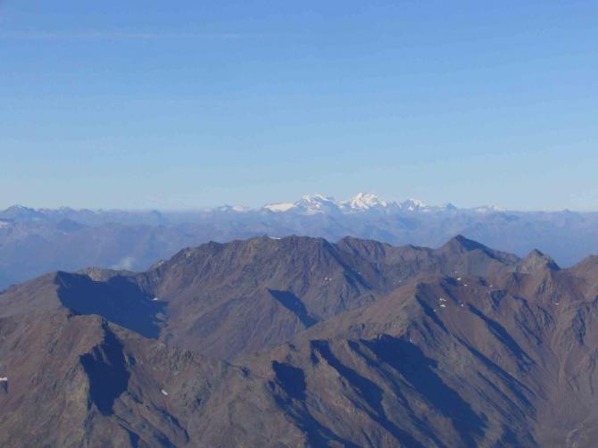 Gipfelblick auf Biancograt und EngadinerGipfel, sowie etwas rechts/westlich der Engadiner das Monte Rosa Massiv (immerhin etwa 250km entfernt)